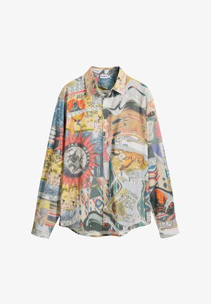 Camisa de botones multicolor con un collage de estampados gráficos, que incluyen animales y texto, en una tela ligera con un ajuste relajado.