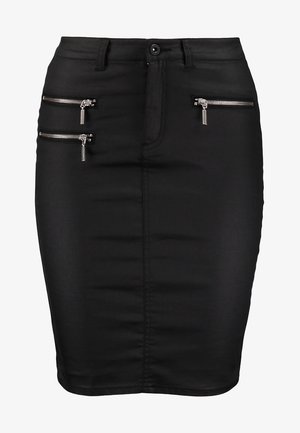 Kobieta ubrana w czerwoną skórzaną kurtkę, szara koronkowa bluzkę, czarną spódnicę, czarne rajstopy, czarne botki oraz trzymająca czarną kopertówkę.