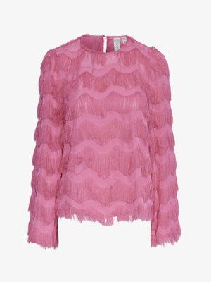 Ružičasta bluzica s valovitim resama, dugim rukavima i okruglim izrezom sa stražnjim otvorom u obliku ključa. Napravljena od lagane tkanine.