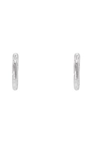 Orecchini a cerchio in argento con una finitura martellata, caratterizzati da una forma rotonda senza giunture. Finitura liscia con una superficie riflettente.