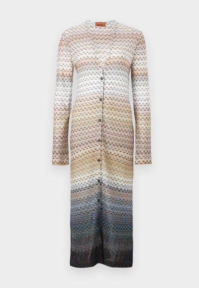 Adīta kleita ar garām piedurknēm, ar horizontālām svītrām bēšā, krēma un zilā krāsā. Ar pogu aizdarījumiem uz priekšu.