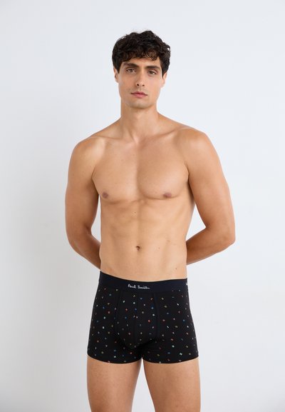 Svarte boksershorts med flerfargede geometriske mønstre, mykt bomullsmateriale, og en kontrastmidje med "Paul Smith"-logo.