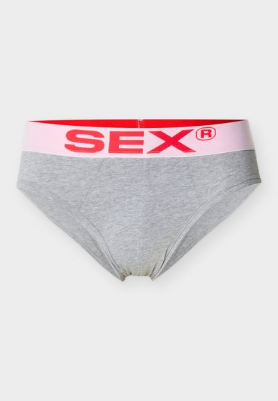 Sive bombažne spodnjice z roza pasom, na katerem je v drznih rdečih črkah napis "SEX." Dizajn vključuje klasičen kroj z gladko teksturo.