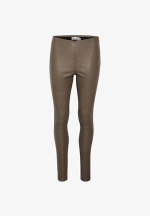 Slim fit ruskeat nahkahousut korkealla vyötäröllä ja sileällä pintakuviolla, edestä valkoista taustaa vasten esitettynä.