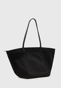 Borsa tote nera in tessuto liscio, con ampia apertura, lunghe maniglie piatte e una singola tasca frontale. Ha una forma strutturata ma flessibile.