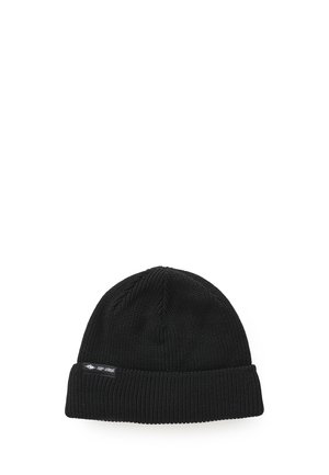 Gorro de punto negro con puño doblado y pequeña etiqueta negra en el puño sobre fondo blanco.