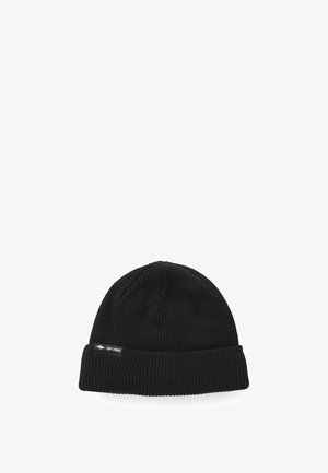 Gorro de punto negro con puño doblado y pequeña etiqueta negra en el puño sobre fondo blanco.