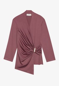 Violet wrap-top dengan lengan panjang, menampilkan detail berkumpul di pinggang dengan aksen warna emas. Kain lembut dan terstruktur dengan hem asimetris.