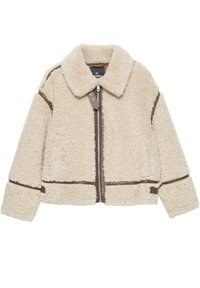 Giacca sherpa color crema con finiture in pelle marrone, zip frontale, ampio colletto e polsini, posata su uno sfondo bianco.