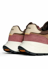 Un paio di sneakers in suede marroni, beige e rosa con suole bianche e testurizzate e battistrada nero, ciascuna con il marchio "HOFF" sul tallone.