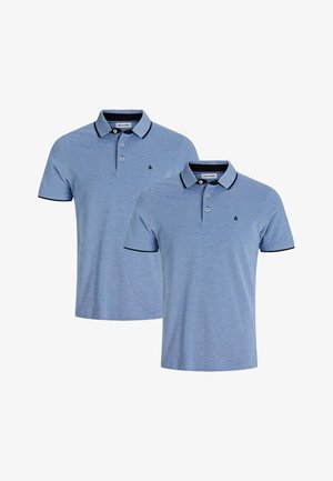 Blauwe katoenen poloshirts met zwarte accenten, twee knopen bij de kraag en een klein logo op de borst. Zachte, gestructureerde stof.