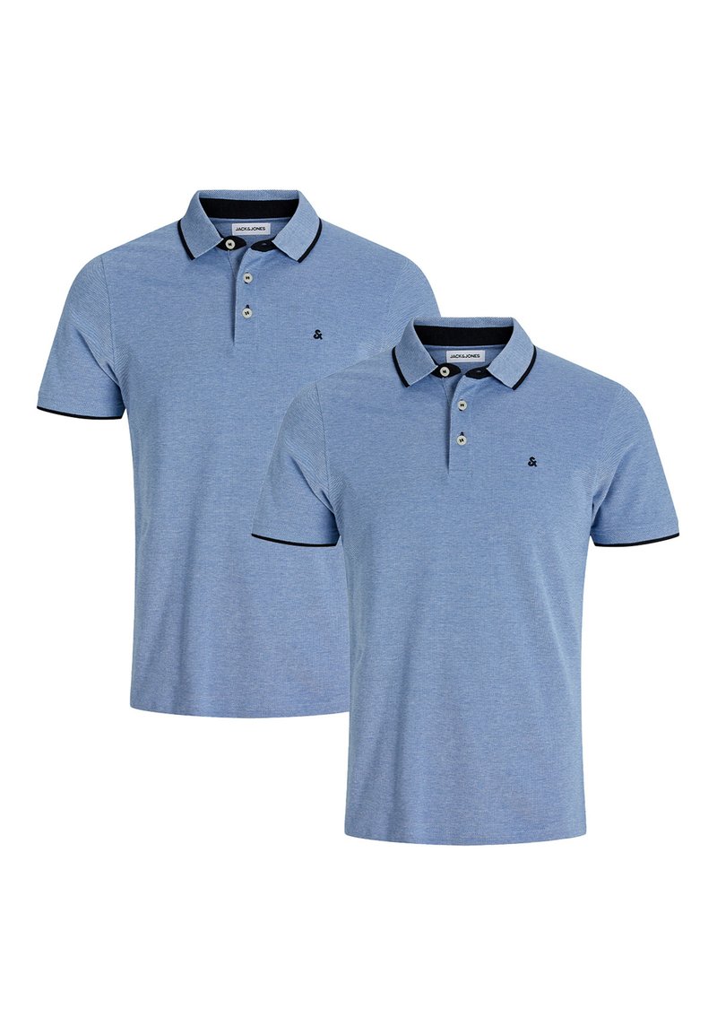 Blå bomulds polo shirts med sort trim, to knapper ved kraven og et lille logo på brystet. Blødt, struktureret stof.