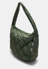 Borsa a spalla in nylon verde trapuntato con manico curvo, dotata di tasca con zip e dettagli del logo, texture morbida e design a motivo diamante.