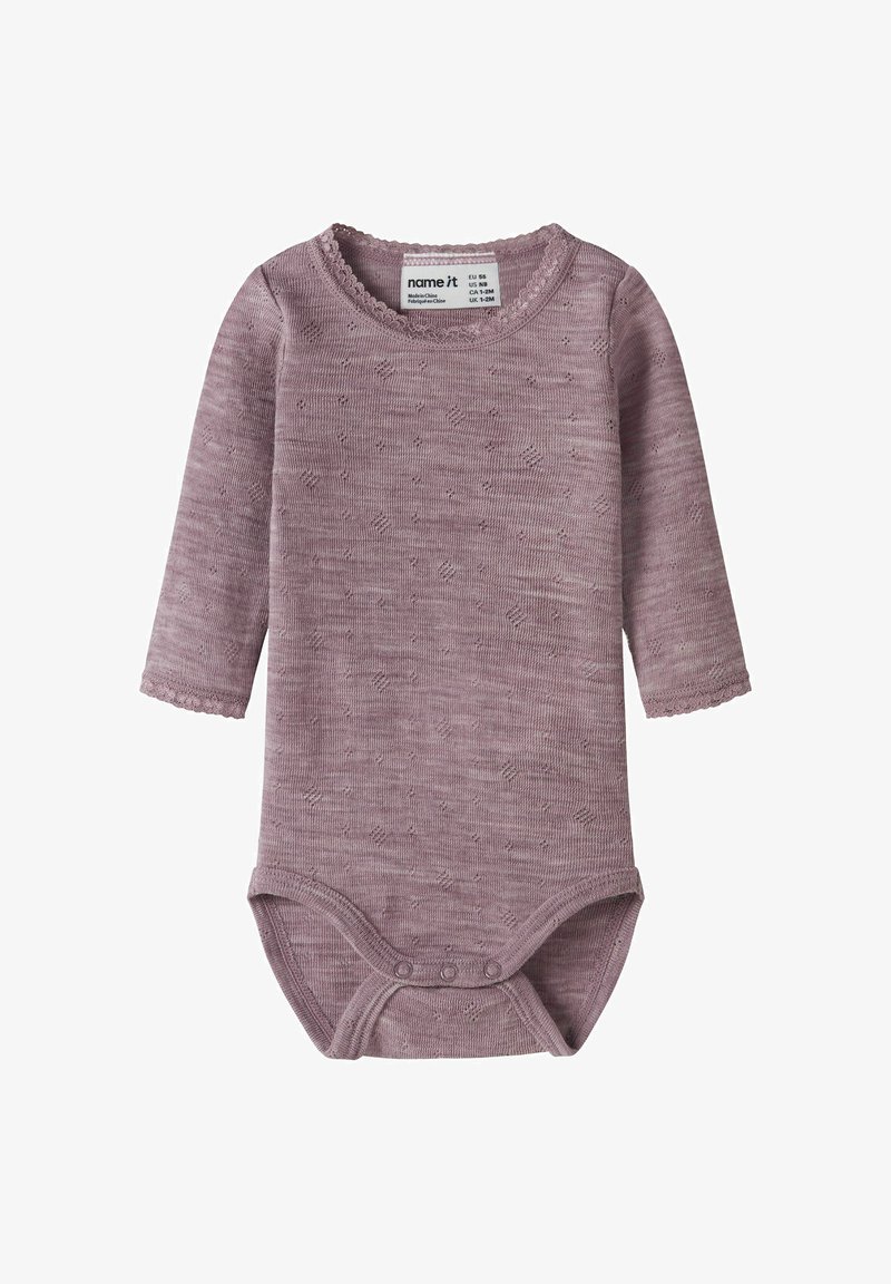 Body violet clair à manches longues avec un motif texturé et un col à bords festonnés, doté de pressions au bas pour un habillage facile.
