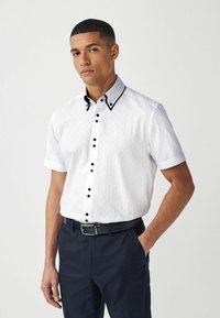 Next TRIMMED REGULAR FIT - Vapaa-ajan kauluspaita - white double collar