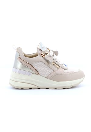Sneaker color beige chiaro e crema con pannelli in mesh e pelle, lacci bianchi, dettaglio con cerniera dorata e suola spessa bianca imbottita.