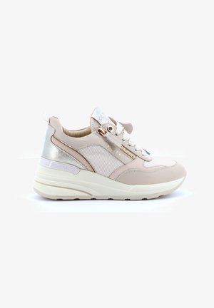 Sneaker color beige chiaro e crema con pannelli in mesh e pelle, lacci bianchi, dettaglio con cerniera dorata e suola spessa bianca imbottita.