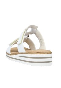 Witte platform sandalen met een gestructureerde kurken binnenzool, verstelbare banden, rubberen zool en gelaagde witte en grijze loopzool.
