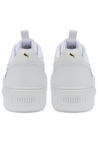 Bílé kožené tenisky s texturovaným svrškem, polstrovaným límcem a zlatými logovými akcenty. Silná bílá gumová podrážka. Minimalistický design.