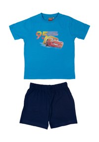 Camicia blu a maniche corte con grafica di una macchina da corsa rossa e numero 95 abbinata a pantaloni corti elasticizzati blu navy semplici.