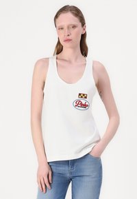 Witte tanktop van zachte katoen met een ronde hals, voorzien van een kleurrijke geborduurde patch met het "Pinko Garage" logo en een geruit detail.