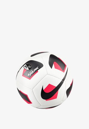 Pallone da calcio bianco con motivi esagonali neri e rosa, caratterizzato da una superficie texturizzata e il logo Nike, etichettato "Nike Park."