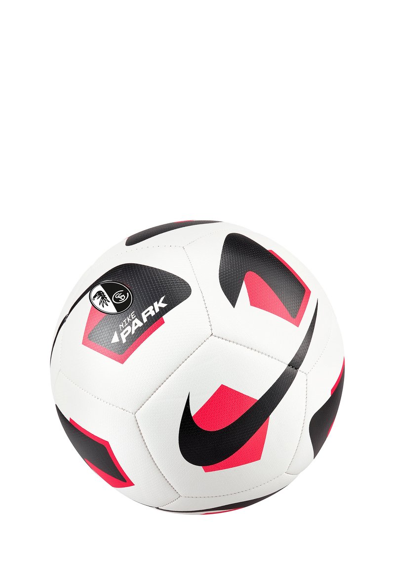 Pallone da calcio bianco con motivi esagonali neri e rosa, caratterizzato da una superficie texturizzata e il logo Nike, etichettato "Nike Park."