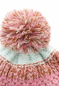 Gebreide roze muts met een grote, donzige pompon bovenop. Kenmerkt afwisselende kleuren van roze, crème en lichtblauwe accenten.