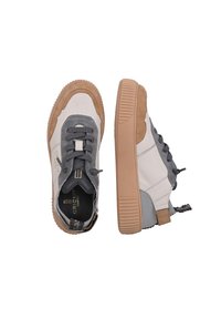 Sneakers con un mix di pelle bianca, suede grigio e dettagli beige. Suola in gomma testurizzata, lacci rotondi e un occhiello per il tallone.