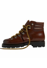 Bota de senderismo de cuero marrón con punta redondeada, ojales plateados, cordones amarillos, acolchado en el cuello y suela de goma negra resistente para tracción.