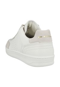 Zapatilla blanca con parte superior de cuero suave, acentos de ante, detalles perforados y estrellas metálicas doradas en el talón. Diseño de punta redonda.