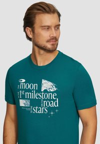 s.Oliver MIT PRINT - T-shirt print - petrol
