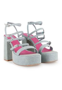 Sandalias de plataforma de denim con tacón de bloque, correas azules, plantillas rosas y detalles en hebilla plateada. Múltiples correas entrelazadas en la parte delantera.
