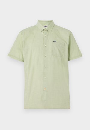 Groene overhemd met korte mouwen, gestructureerde stof, enkele borstzak, logo-label op de zak en lichtgekleurde knopen.