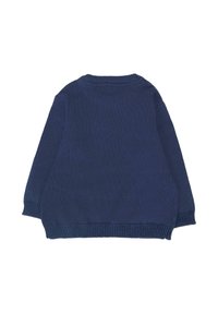 Pull en tricot bleu marine avec un col rond, des poignets et un ourlet côtelés. Présente une coupe décontractée et des fentes latérales pour plus de liberté de mouvement.