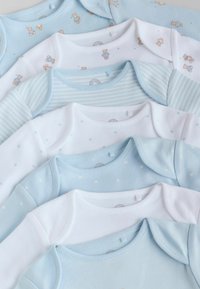 Set med babybodys i ljusblått och vitt. Innehåller tryck med teddybjörnar, ränder och stjärnor. Mjukt bomullstyg med runda halsringningar.