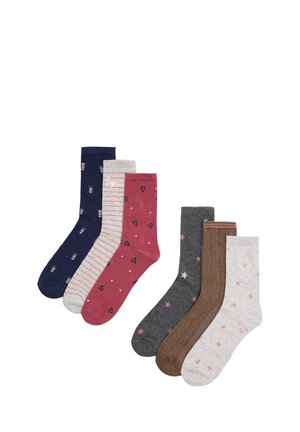 Seis pares de calcetines hasta la mitad de la pantorrilla en azul marino con pequeñas hojas, gris claro con rayas rosas, rosa con corazones, gris oscuro con estrellas, marrón y gris claro con pequeñas flores.