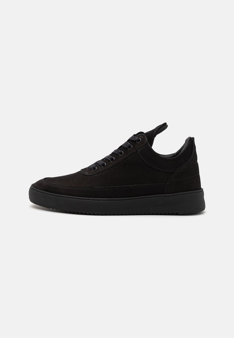 Adidași negri din suede, cu vârful rotunjit, sistem de șireturi în față, guler căptușit și talpă din cauciuc texturată pentru aderență. Design minimalist și finisaj neted.