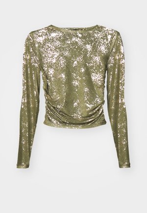 Camiseta de manga larga en color verde oliva, con una textura brillante de lentejuelas, escote redondo y detalles fruncidos en la cintura.