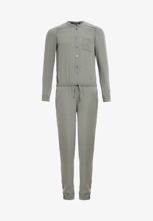 Combinaison verte à manches longues avec devant boutonné, poche poitrine et taille à cordon; dotée de poignets élastiques et d'une texture lisse.