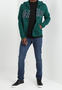 GAP Jersey con capucha - dark green