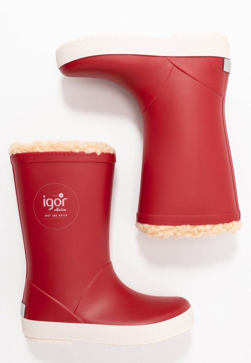 Bottes en caoutchouc rouge avec un intérieur beige doux, semelles texturées blanches et une étiquette ovale portant la marque "igor". Design simple et matériau durable.