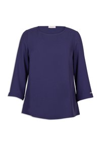 Blusa blu navy realizzata in tessuto morbido, con maniche a tre quarti con risvolti e scollatura arrotondata. Design semplice, senza pattern.