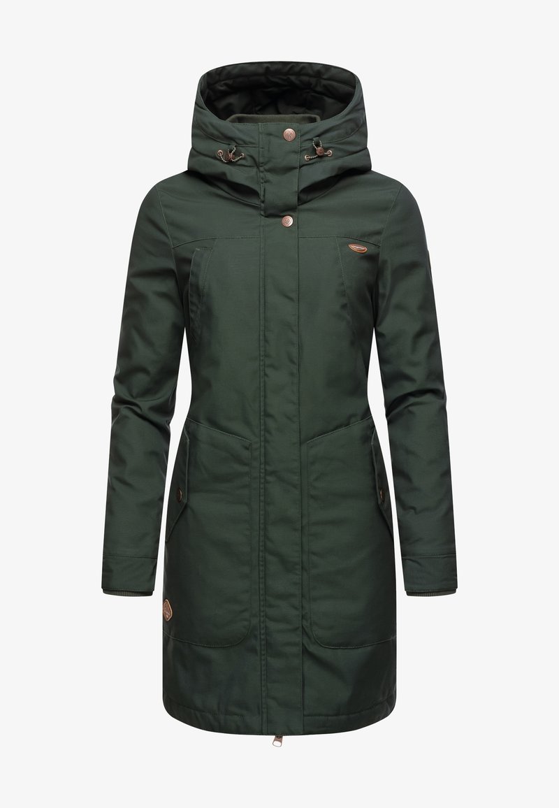 Manteau long à capuche vert foncé avec poches avant, fermeture éclair et boutons, et cordons réglables sur la capuche.