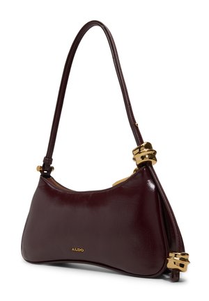 Donker bordeauxrode leren schoudertas met gouden metalen accenten, een ritssluiting en een smalle, gebogen band.