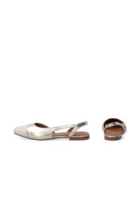Metallic gold und cremefarbene Slingback-Ballerinas mit spitz zulaufender Zehe, ausgeschnittenen Seiten und brauner Gummisohle. Glatte Textur mit minimalen Designelementen.