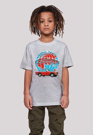 Graues T-Shirt mit einem bunten Grafikdesign eines Globus und einem roten Auto. Kurze Ärmel und lockere Passform. Baumwollmaterial mit glatter Textur.