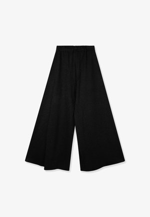 Pantalones negros de piernas anchas hechos de tela texturizada con cintura elástica. Presentan líneas verticales sutiles para un detalle adicional.