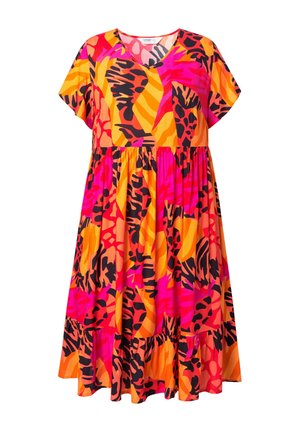 Un vestido corto y colorido de mangas cortas con cuello en V, cintura fruncida y dobladillo con volantes en capas. Muestra patrones atrevidos en rosa, naranja y negro.