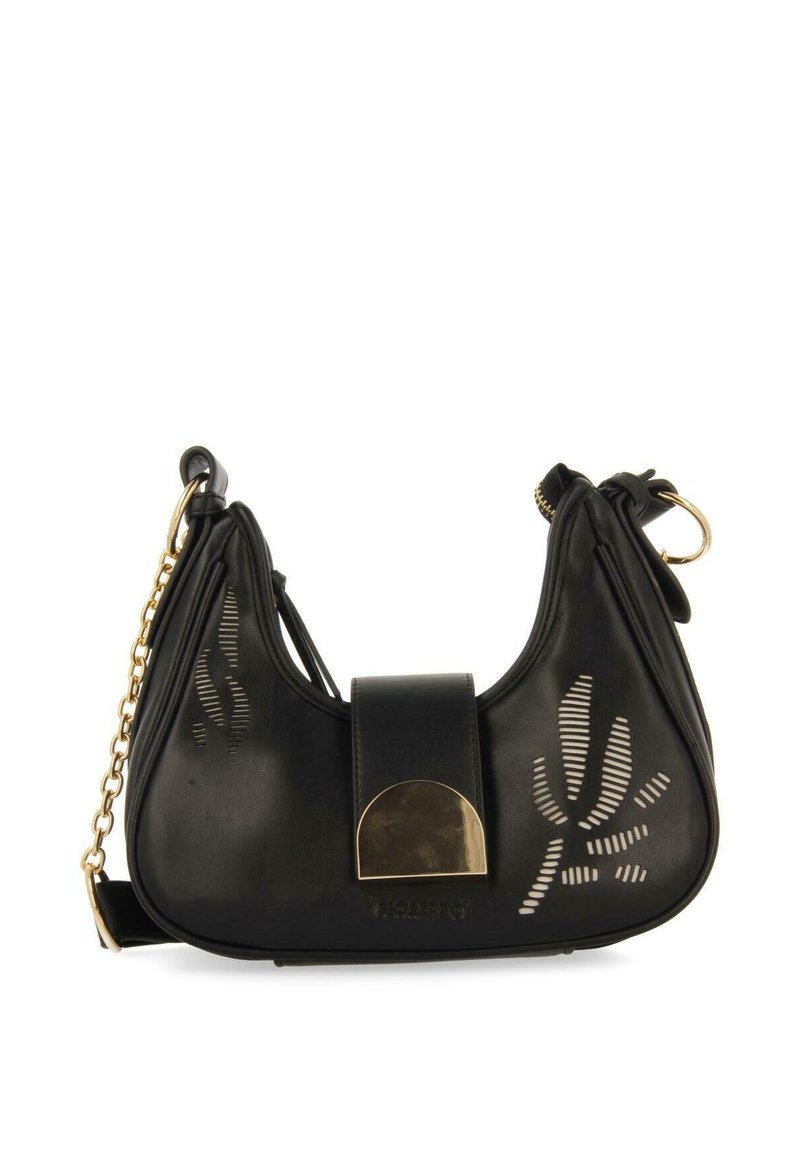 Sac à épaule en cuir noir avec une forme courbée, quincaillerie dorée, motifs de feuilles perforés et une fermeture centrale à rabat magnétique.